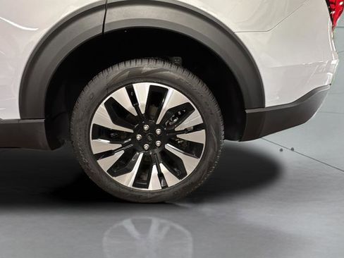 Used 2025 Ford Explorer Platinum w/ LUX Leather Package image 17