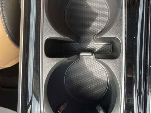 Used 2024 Kia Carnival EX image 18