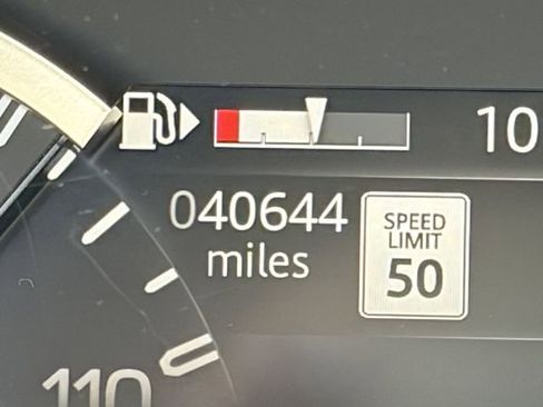 Used 2023 Land Rover Defender 110 SE image 12