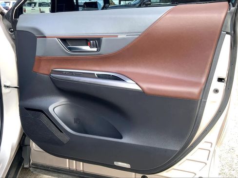 Used 2023 Toyota Venza XLE image 22