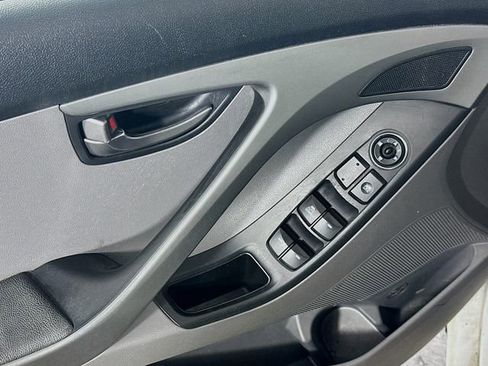 Used 2014 Hyundai Elantra SE image 17