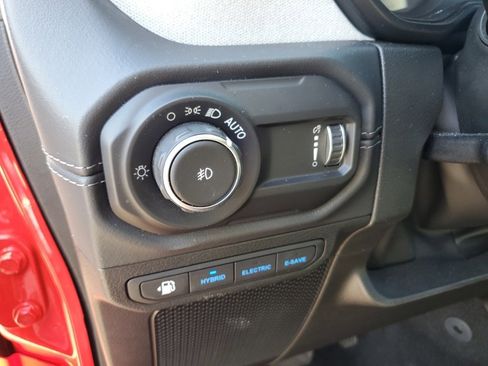 Used 2025 Jeep Wrangler Unlimited Sahara image 11