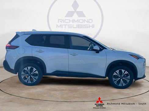 Used 2023 Nissan Rogue SV image 2