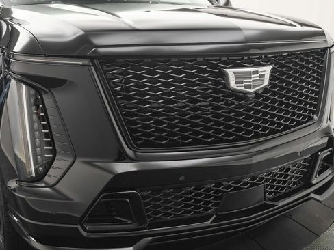 Used 2025 Cadillac Escalade V w/ LPO, ONYX Package image 30