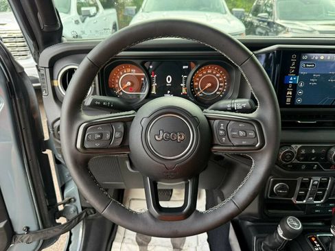 Used 2025 Jeep Gladiator Sport AWD/4WD image 5