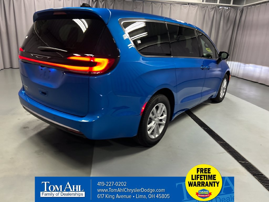 New 2027 Chrysler Pacifica Select FWD image 7