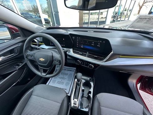 Used 2025 Chevrolet Trax LT image 28