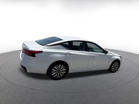 Used 2025 Nissan Altima 2.5 SV FWD image 15