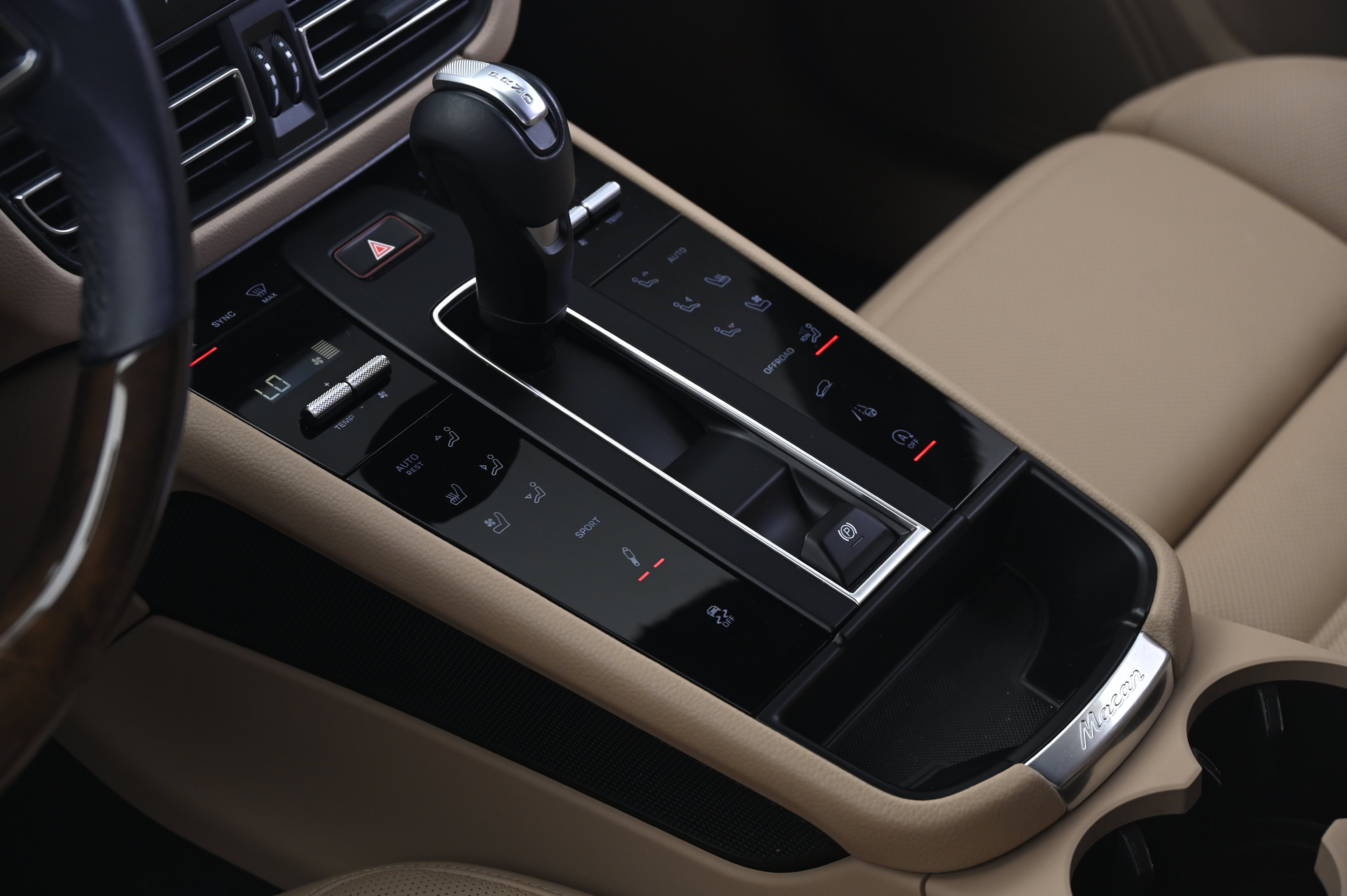 Certified 2024 Porsche Macan AWD/4WD image 33