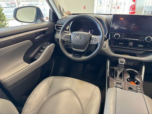 Used 2023 Toyota Highlander Limited image 21