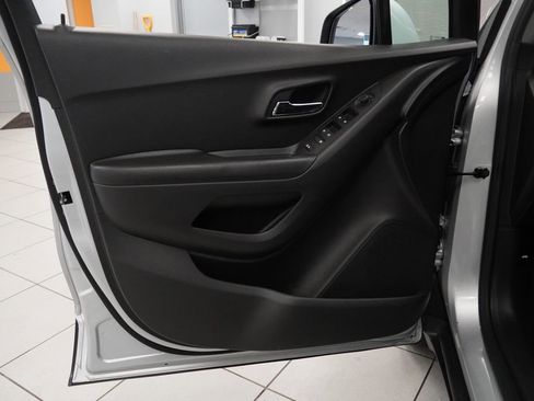 Used 2022 Chevrolet Trax LT w/ LT Convenience Package image 11