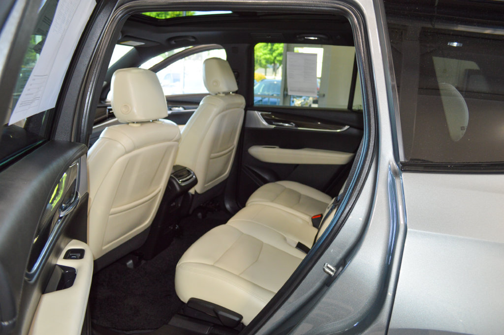 Used 2023 Cadillac XT6 Sport w/ Technology Package AWD/4WD image 13