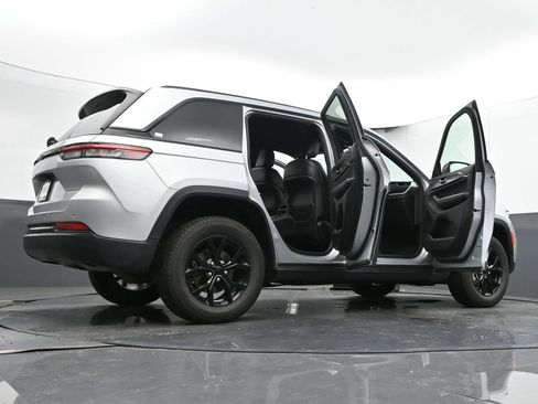 Used 2024 Jeep Grand Cherokee Altitude image 75