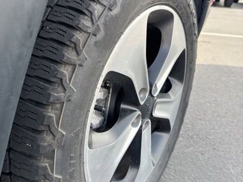 Used 2018 Jeep Compass Latitude w/ Cold Weather Group image 18