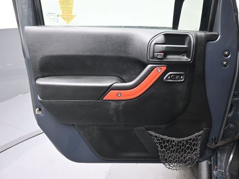 Used 2016 Jeep Wrangler Unlimited Rubicon w/ Connectivity Group AWD/4WD image 9