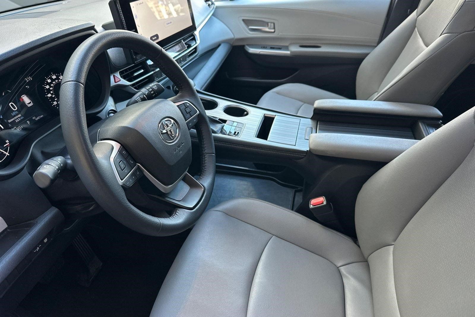Used 2026 Toyota Sienna XLE FWD image 4