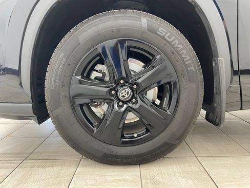 Used 2024 Toyota Highlander LE AWD/4WD image 8