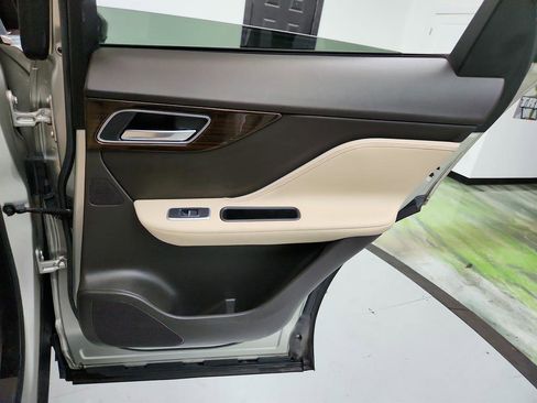 Used 2017 Jaguar F-PACE Prestige image 31