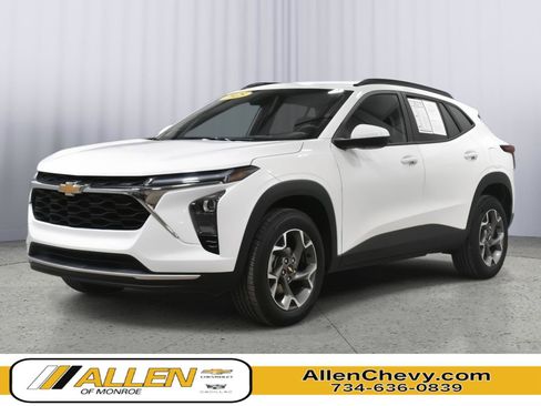 Used 2025 Chevrolet Trax LT FWD image 1
