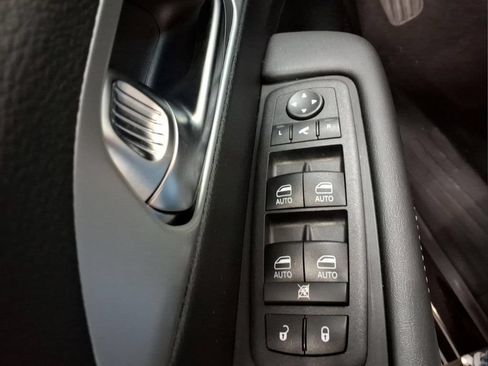 Used 2025 Chrysler Pacifica Limited FWD image 18