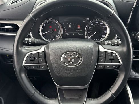 Used 2023 Toyota Highlander XLE image 14