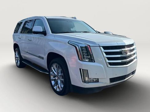 Used 2018 Cadillac Escalade Luxury RWD image 2