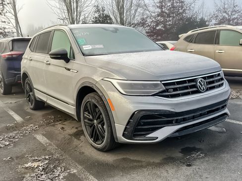 Used 2022 Volkswagen Tiguan SE R-Line image 2