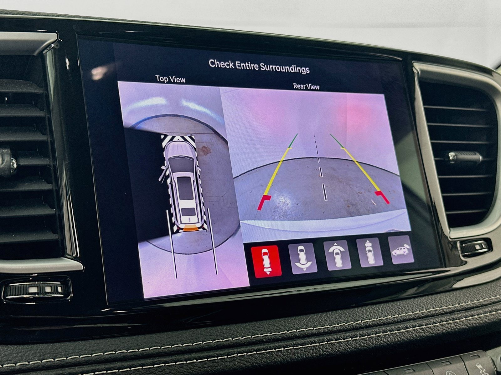 Used 2023 Chrysler Pacifica Limited w/ Uconnect Theater Family Group FWD image 14