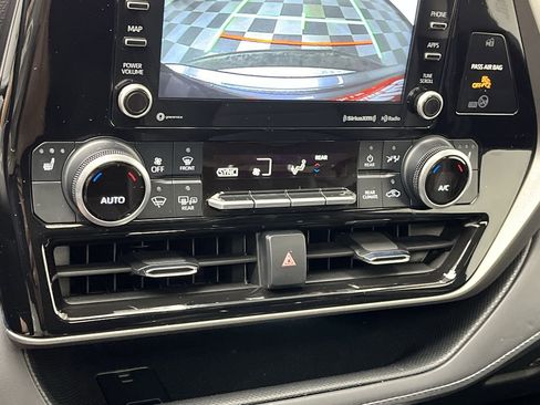 Used 2021 Toyota Highlander XLE image 22