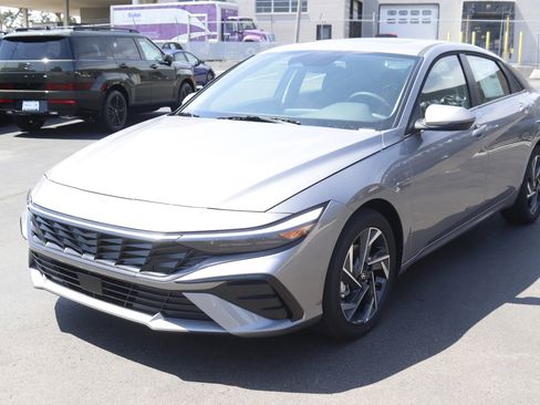 New 2025 Hyundai Elantra Limited image 10