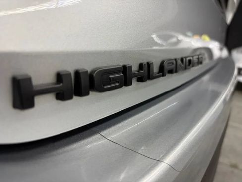 Used 2021 Toyota Highlander XLE AWD/4WD image 25