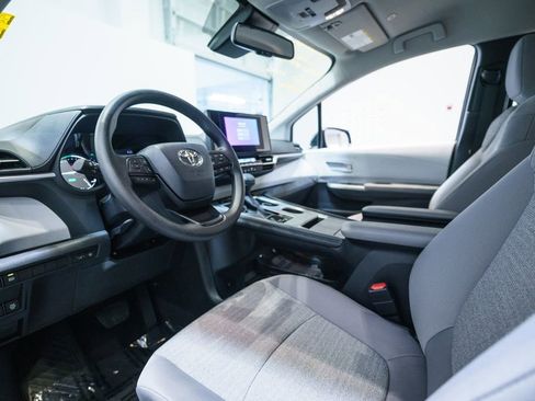 Certified 2026 Toyota Sienna LE FWD image 4