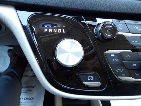 Used 2024 Chrysler Pacifica Touring-L FWD image 28