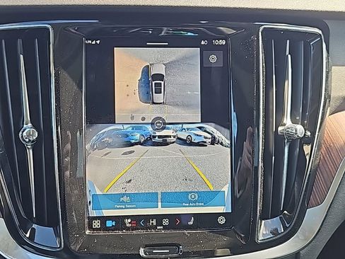 Used 2025 Volvo V60 B5 Cross Country Plus image 8