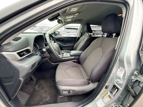 Used 2024 Toyota Highlander LE image 23
