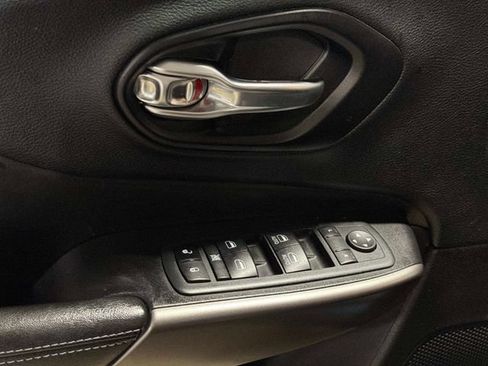 Used 2021 Jeep Cherokee Latitude FWD image 18