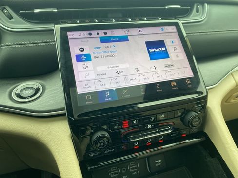 Used 2022 Jeep Grand Cherokee L Limited w/ Luxury Tech Group II image 17