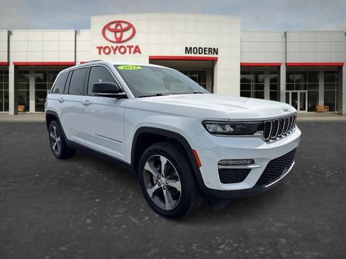Used 2023 Jeep Grand Cherokee Limited w/ Luxury Tech Group II AWD/4WD image 2