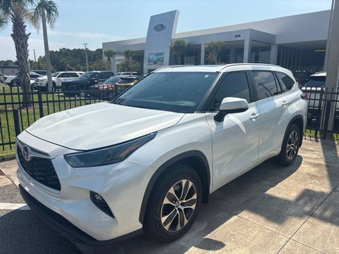Used 2023 Toyota Highlander XLE AWD/4WD image 14