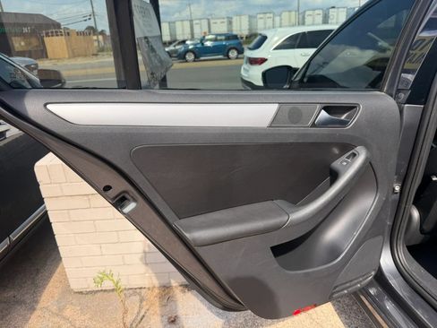 Used 2013 Volkswagen Jetta SE FWD image 12
