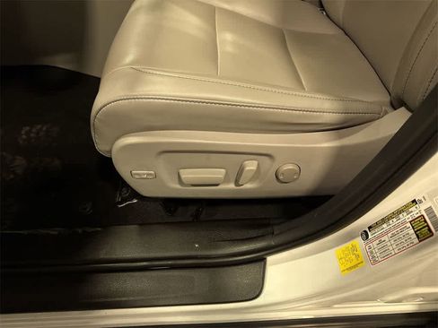 Used 2019 Toyota Highlander XLE image 24