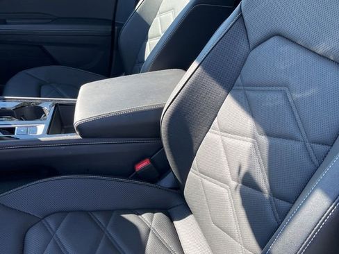 Used 2025 Volkswagen Atlas SE image 23