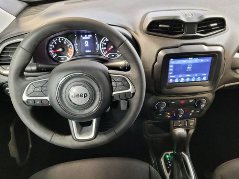 Used 2018 Jeep Renegade Latitude w/ Popular Equipment Group FWD image 22