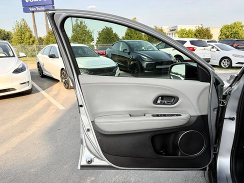 Used 2021 Honda HR-V EX-L image 12