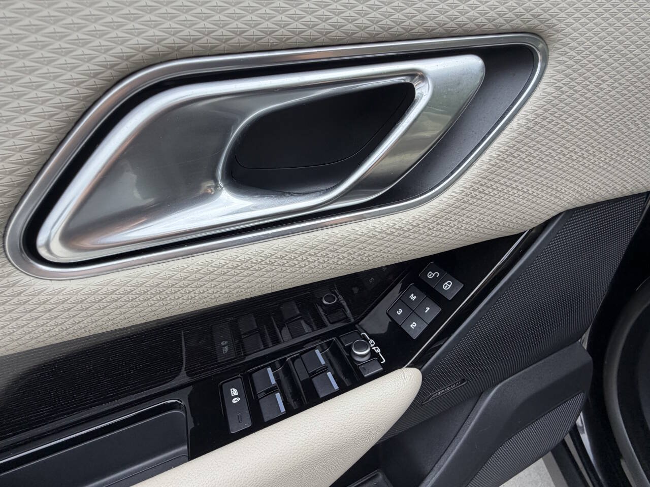 Used 2018 Land Rover Range Rover Velar S AWD/4WD image 21