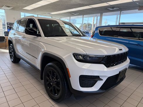 New 2025 Jeep Grand Cherokee Altitude image 2