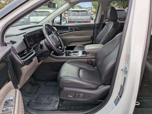 Used 2025 Kia Carnival FWD image 28