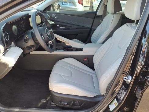 Certified 2025 Hyundai Elantra Limited FWD image 14