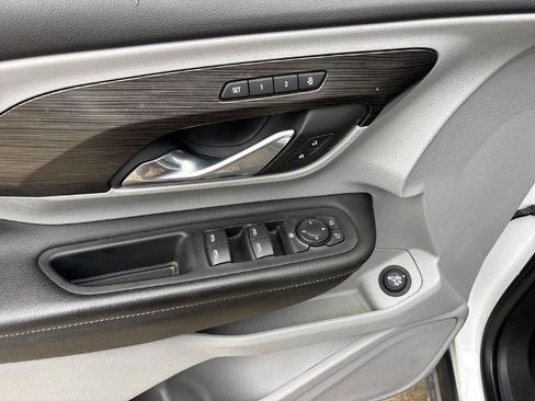 Used 2022 GMC Terrain SLT w/ Tech Package FWD image 16
