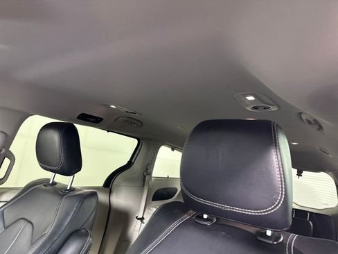 Used 2022 Chrysler Pacifica Touring-L image 12